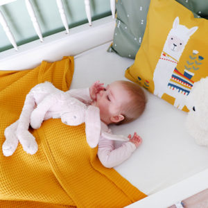 Ledikantdeken Babykamer Wafelstof_Basic oker geel_ANNIdesign_sfeer