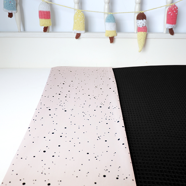 ledikantdeken confetti zwart op roze wafelstof zwart ANNIdesign 01