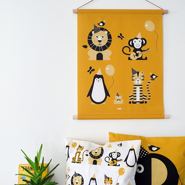 Textielposter Feestbeest oker geel ANNIdesign 01