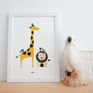 Poster Leeuw en Giraf Feesbeesten oker geel ANNIdesign 01