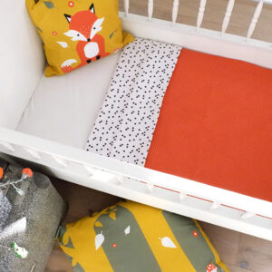 Ledikantdeken Babykamer Triangel op wit ANNIdesign Wafelstof terracotta rood 02