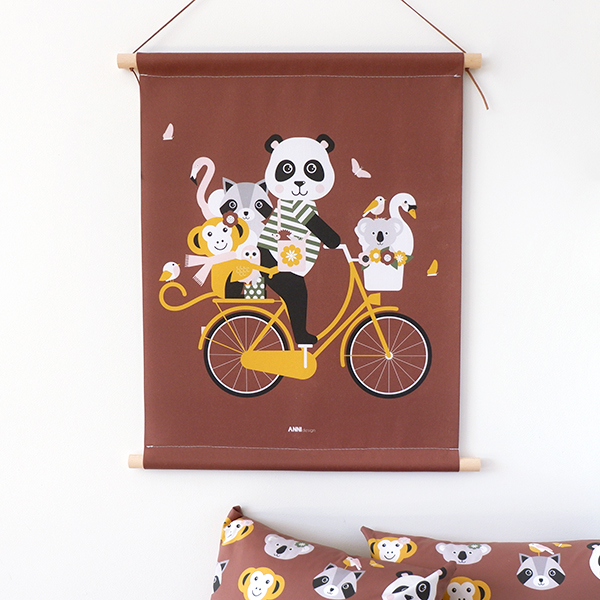 textielposter dieren op de fiets terracotta bruin ANNIdesign 01